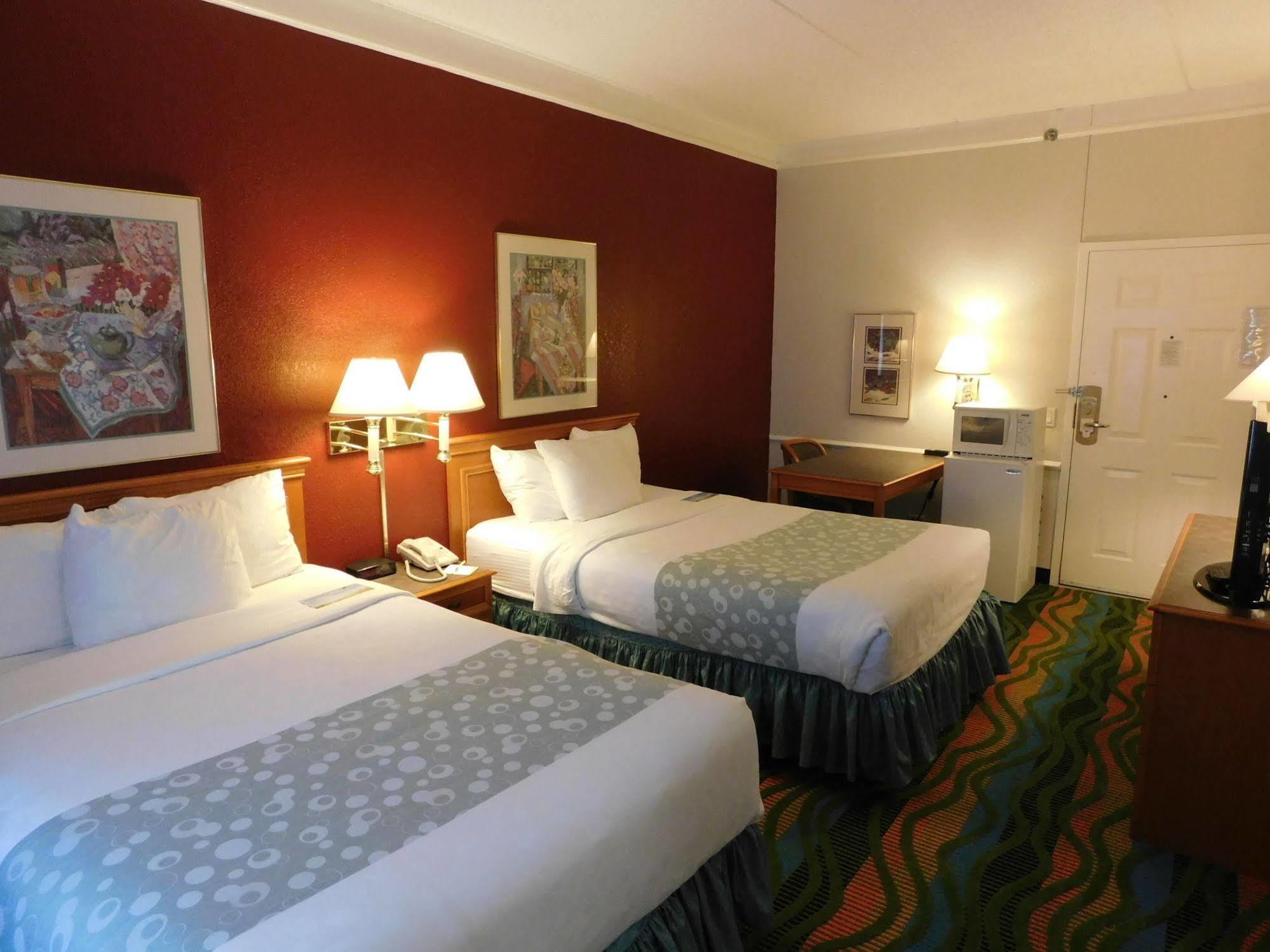 Days Inn & Suites By Wyndham Арлингтон-Хайтс Экстерьер фото